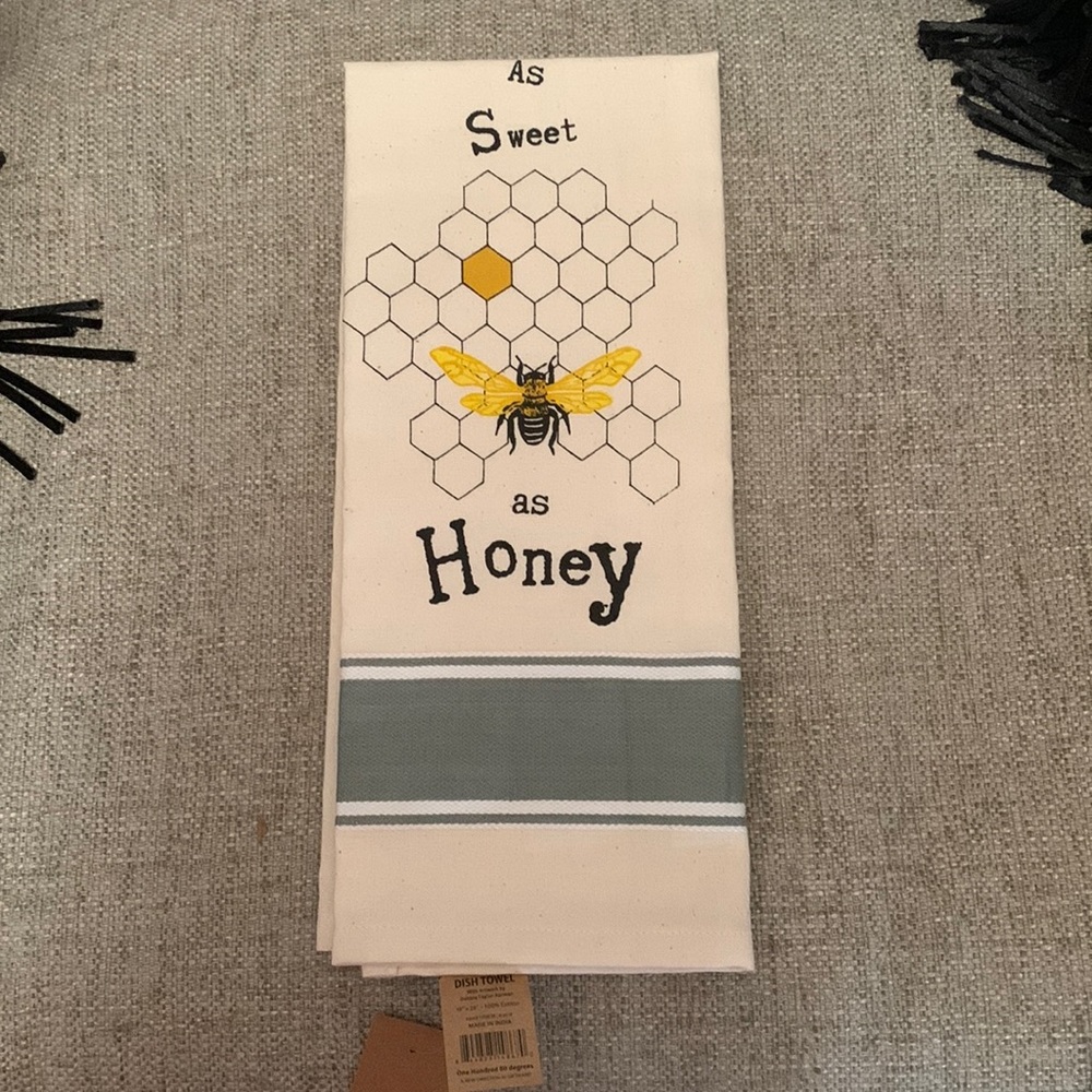 Bee kitchen towel NWT !